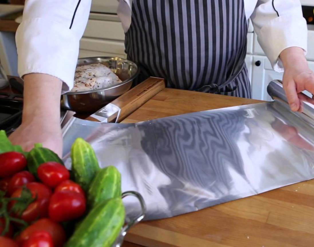 Яким боком фольги запікати в духовці м'ясо і рибу - матовою або блискучою? Кулінарні поради та 2 смачні рецепти запечених страв