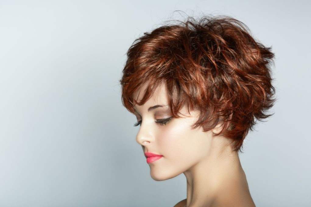 Strihanie vlasov pre kaskády viac ako 10 možností pre stredne dlhé a krátke vlasy s fotografiou