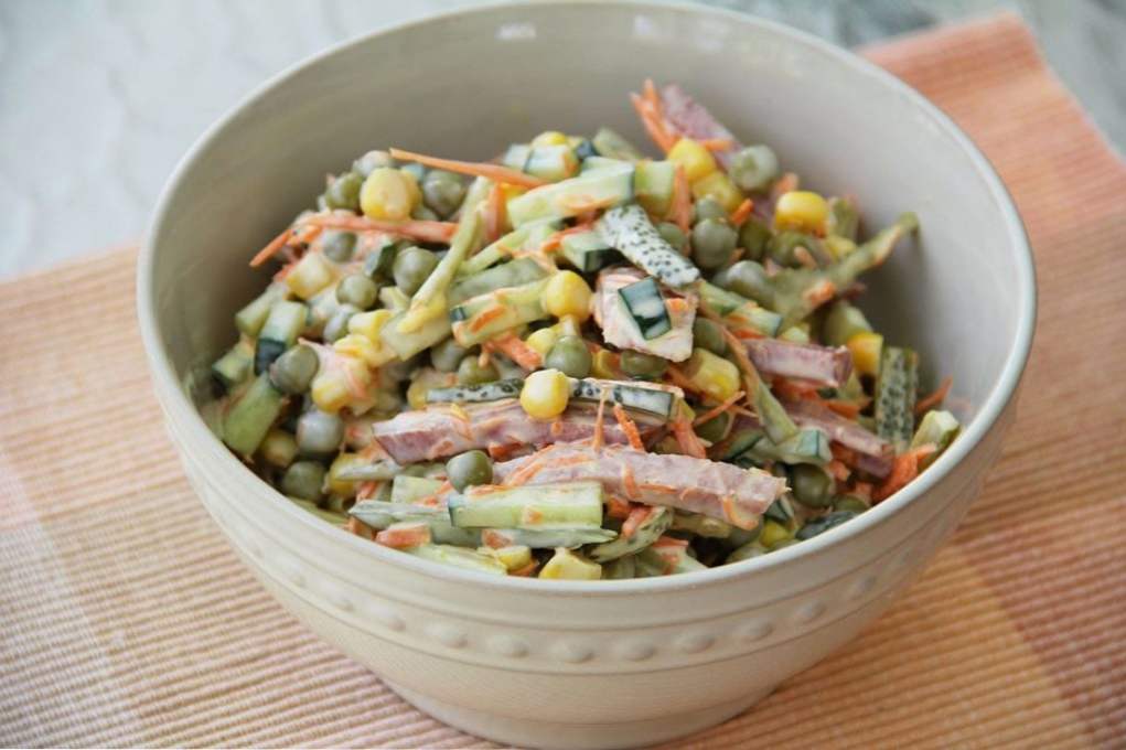 Салат з кукурудзою і ковбасою - 7 простих і смачних рецептів