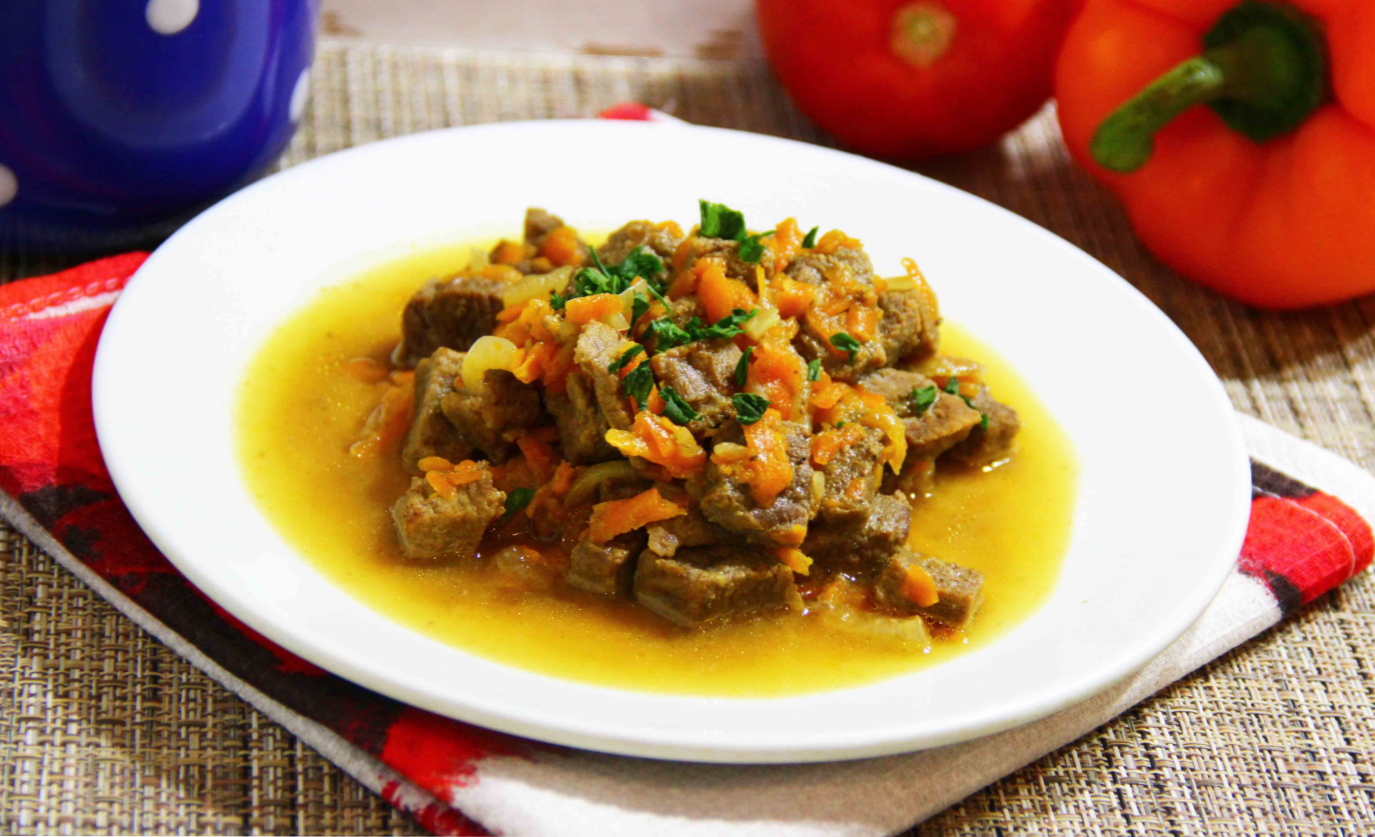Hovädzí guláš s cibuľou a mrkvou - 5 lahodných receptov na varenie