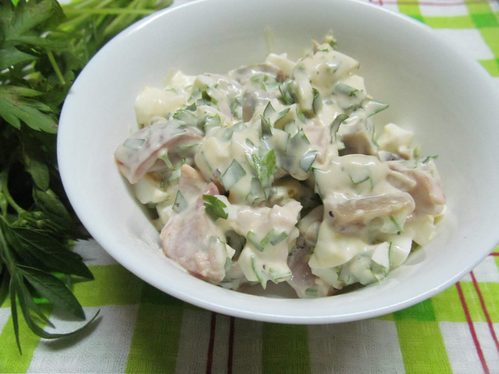 Салат з солоними грибами - 7 смачних рецептів