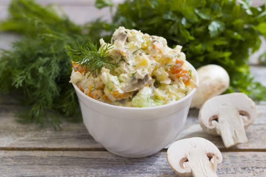 Salata s prženim šampinjonima - 12 ukusnih recepata