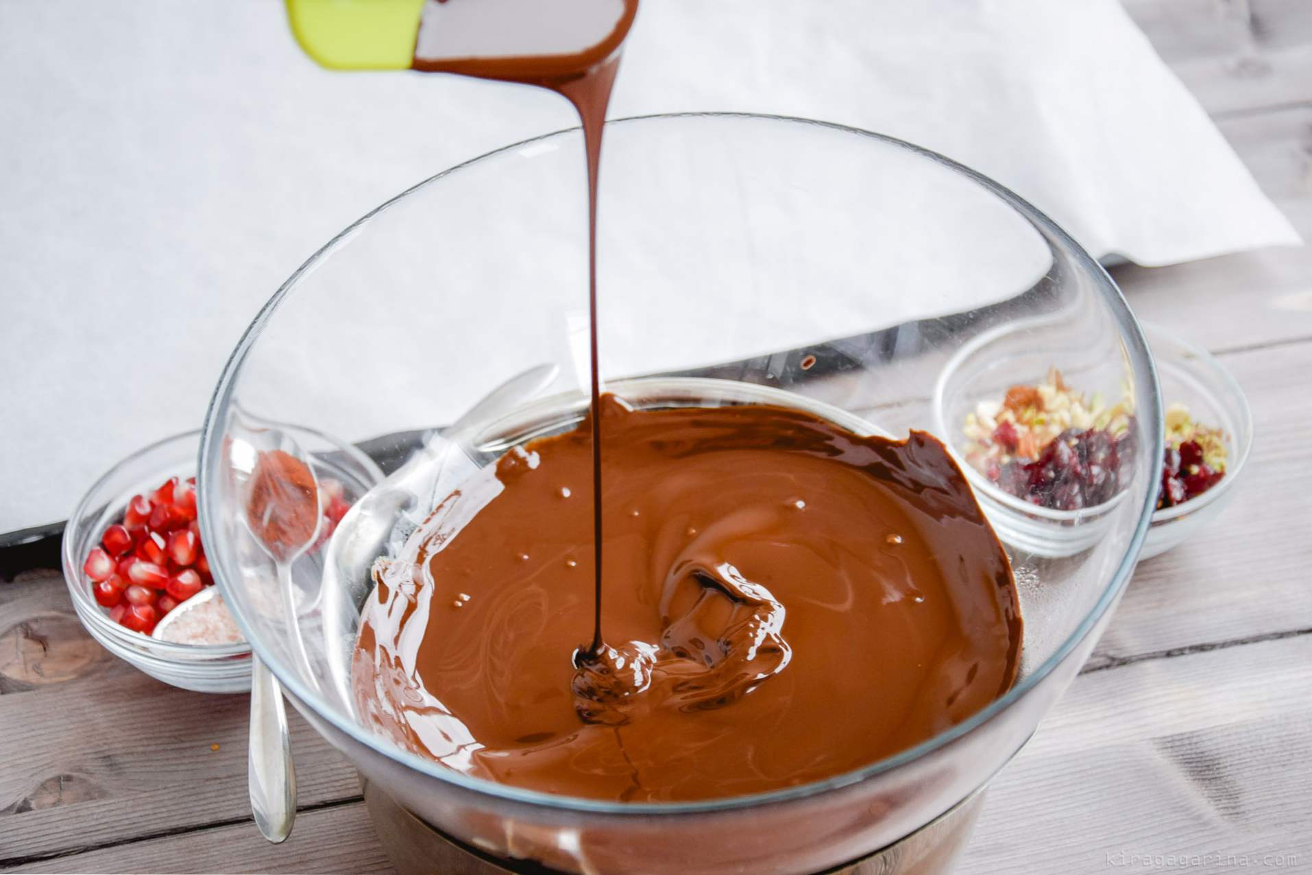 Jak stopić czekoladę w kąpieli wodnej - 4 prawidłowe sposoby temperowania czekolady