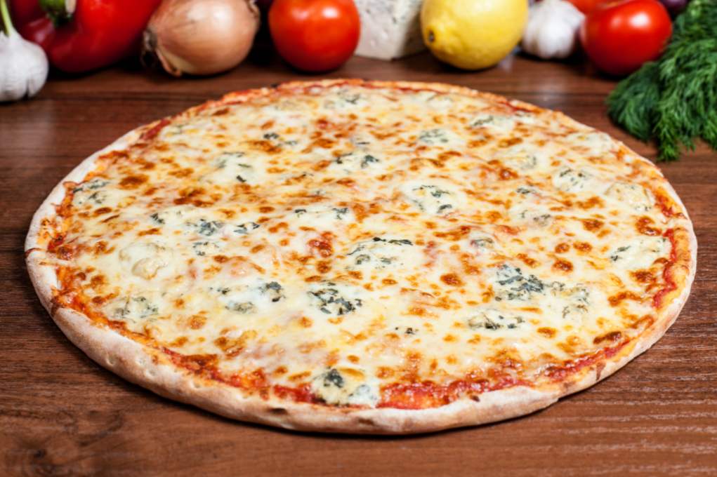 Pizza 4 sira - klasični recept in še 5 možnosti kuhanja doma