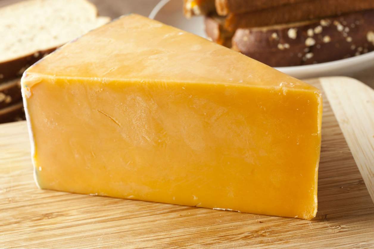 Cheddar (Cheddar) charakterystyka smakowa, skład, kaloria, co można zastąpić