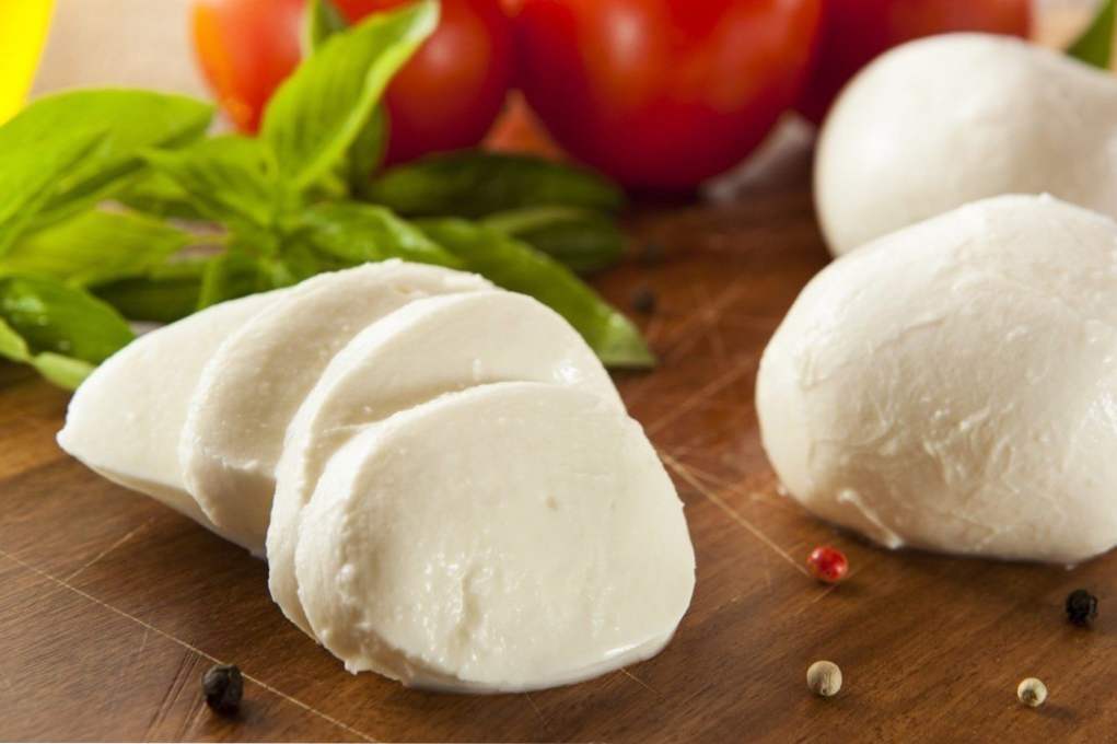 Mozzarella, jak gotować w domu. 6 przepisów z mozzarellą