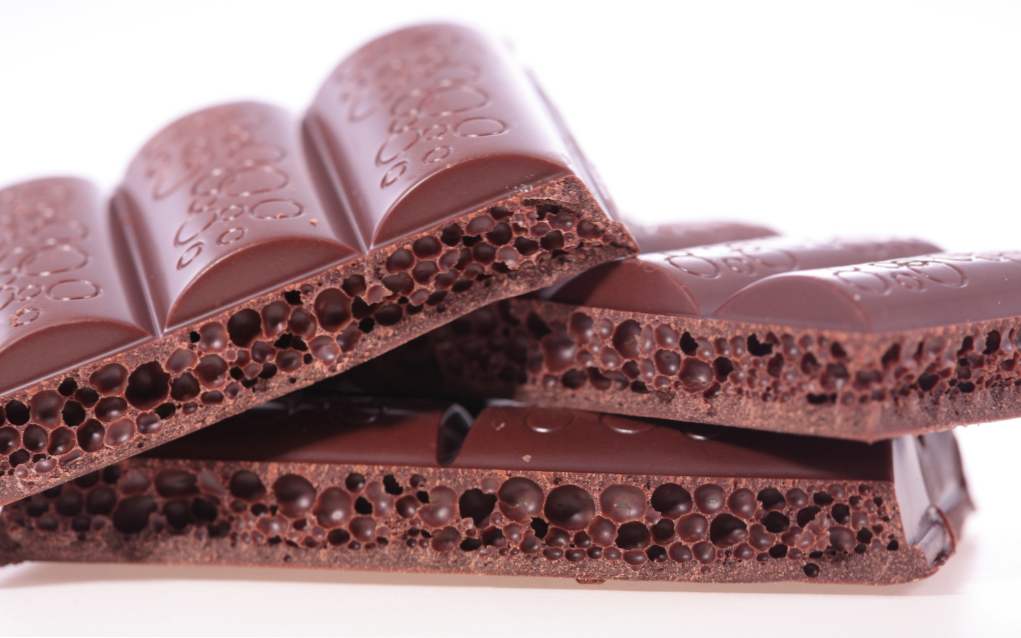 Prozračna čokoladna kompozicija, proizvođači, vrste, kako napraviti poroznu čokoladu, bilo da je moguće napraviti prozračnu čokoladu kod kuće
