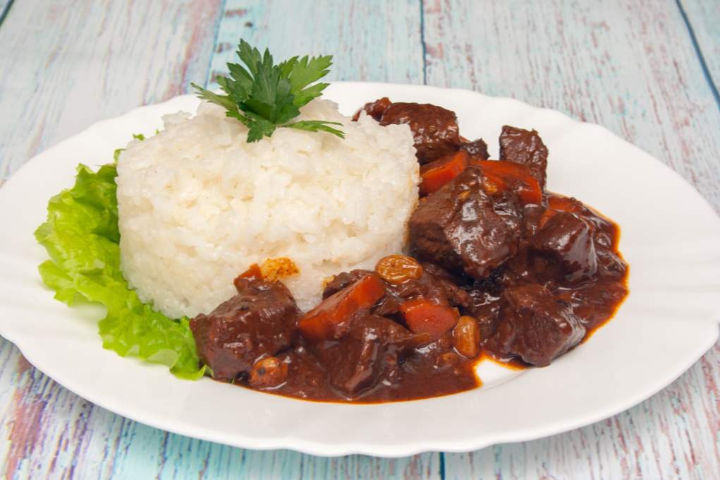 М'ясо з чорносливом - 8 смачних рецептів приготування