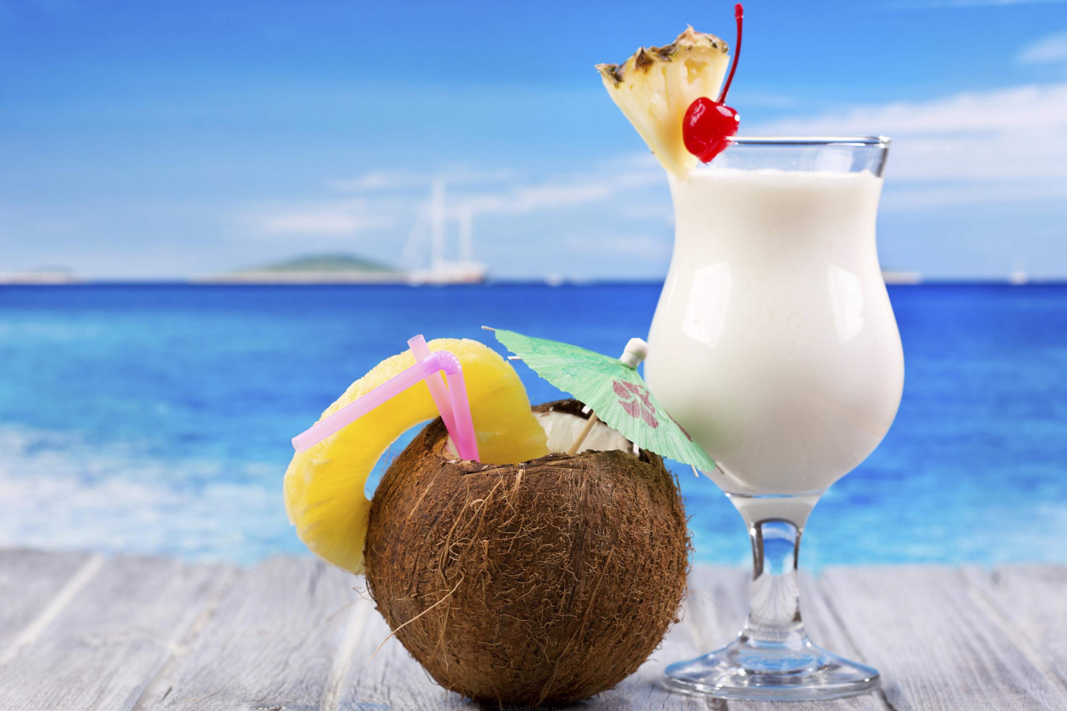 Cocktail Pina Colada - 6 originalnih receptov za izdelavo alkoholnih in brezalkoholnih koktajlov