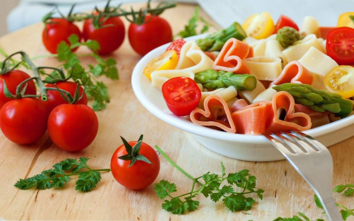 Makaron z warzywami - 7 smacznych przepisów na patelni, powolne gotowanie i piekarnik