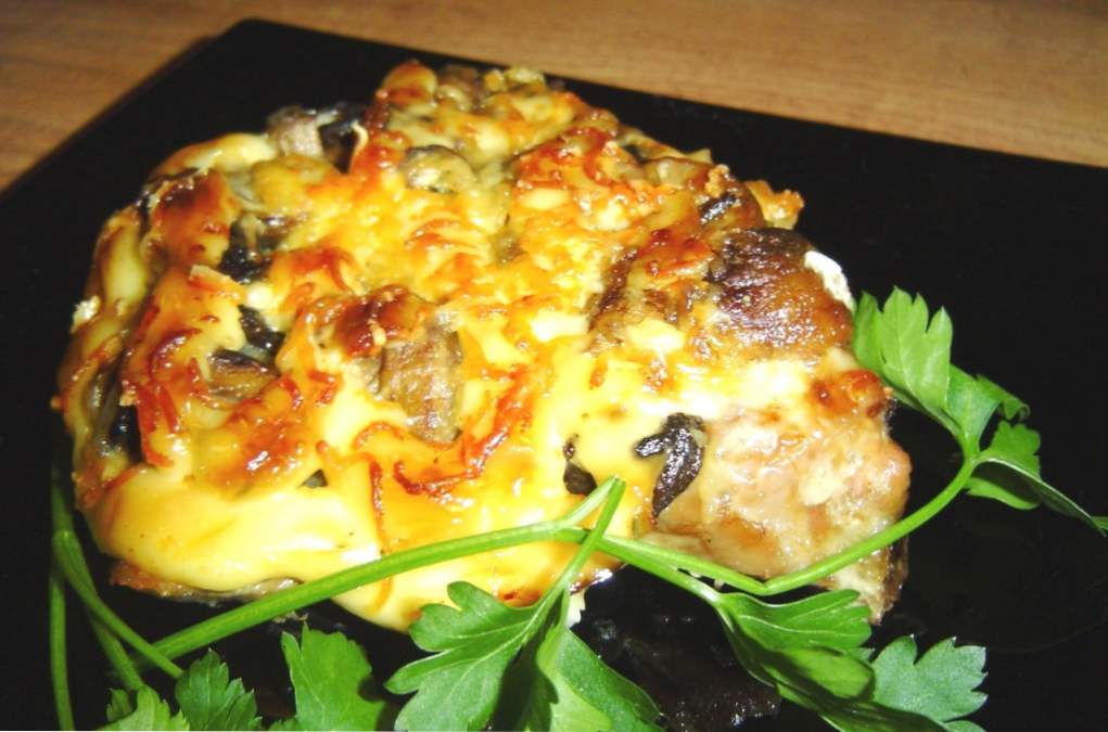 М'ясо з грибами - 9 рецептів, як приготувати в духовці, мультиварці і на сковороді