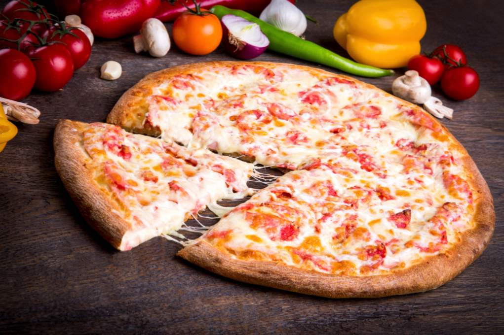 Pizza s klobasami - 7 receptov z različnimi polnili doma