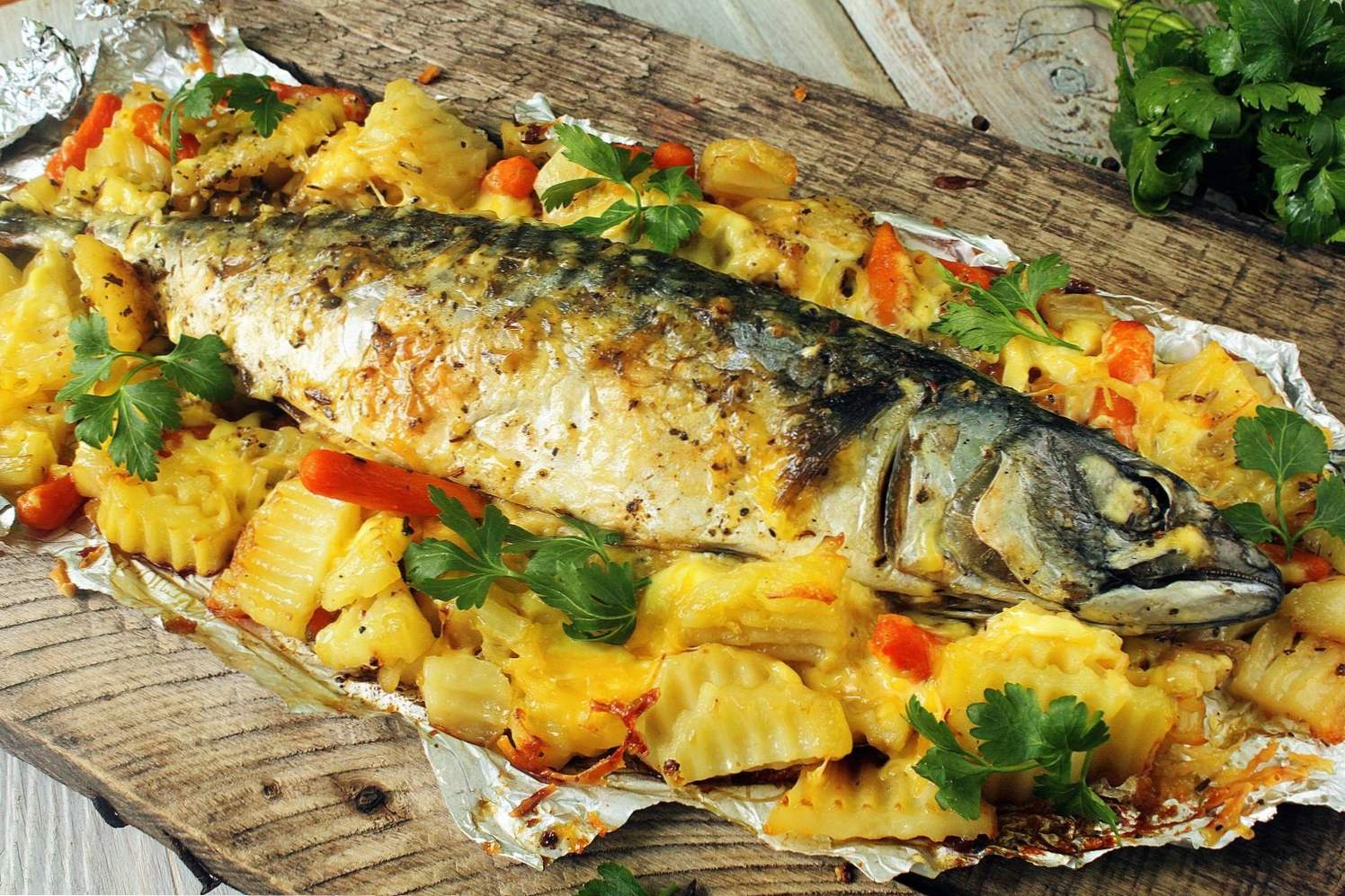 Pečená makrela v rúre so zemiakmi - 7 receptov