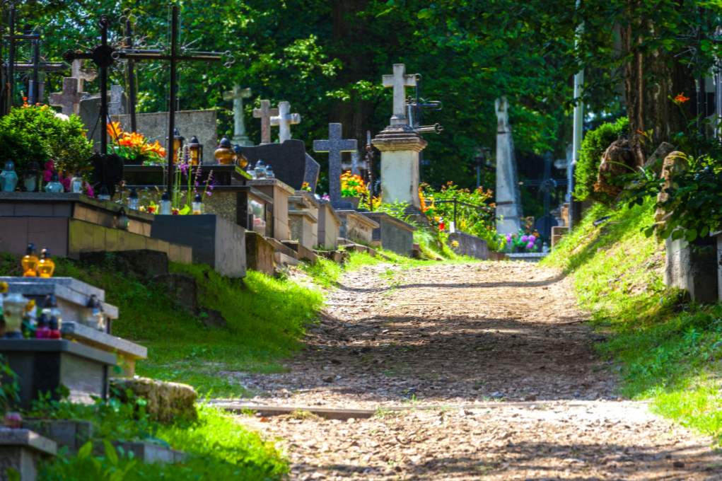До чого сниться кладовище і могили