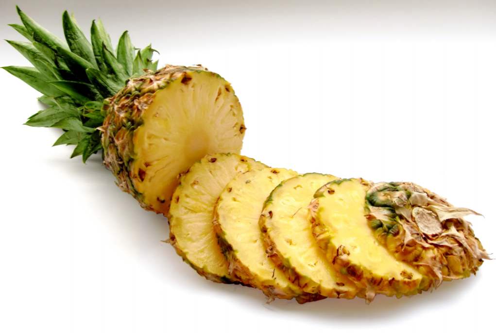Jak szybko i pięknie obrać ananasa w domu nożem!