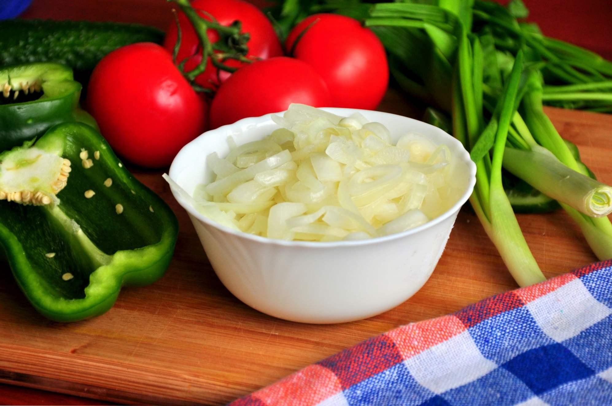 Лук, маринований в оцті - 7 швидких рецептів для салату і шашлику