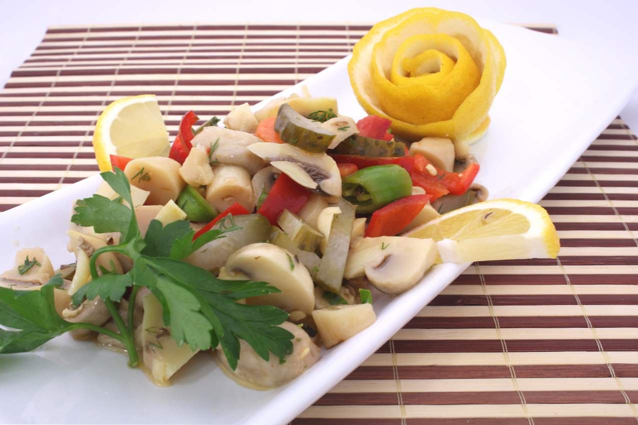 Салат з маринованими грибами - 10 рецептів приготування