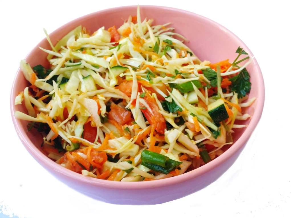 Салат вітамінний з капусти і моркви - 8 рецептів