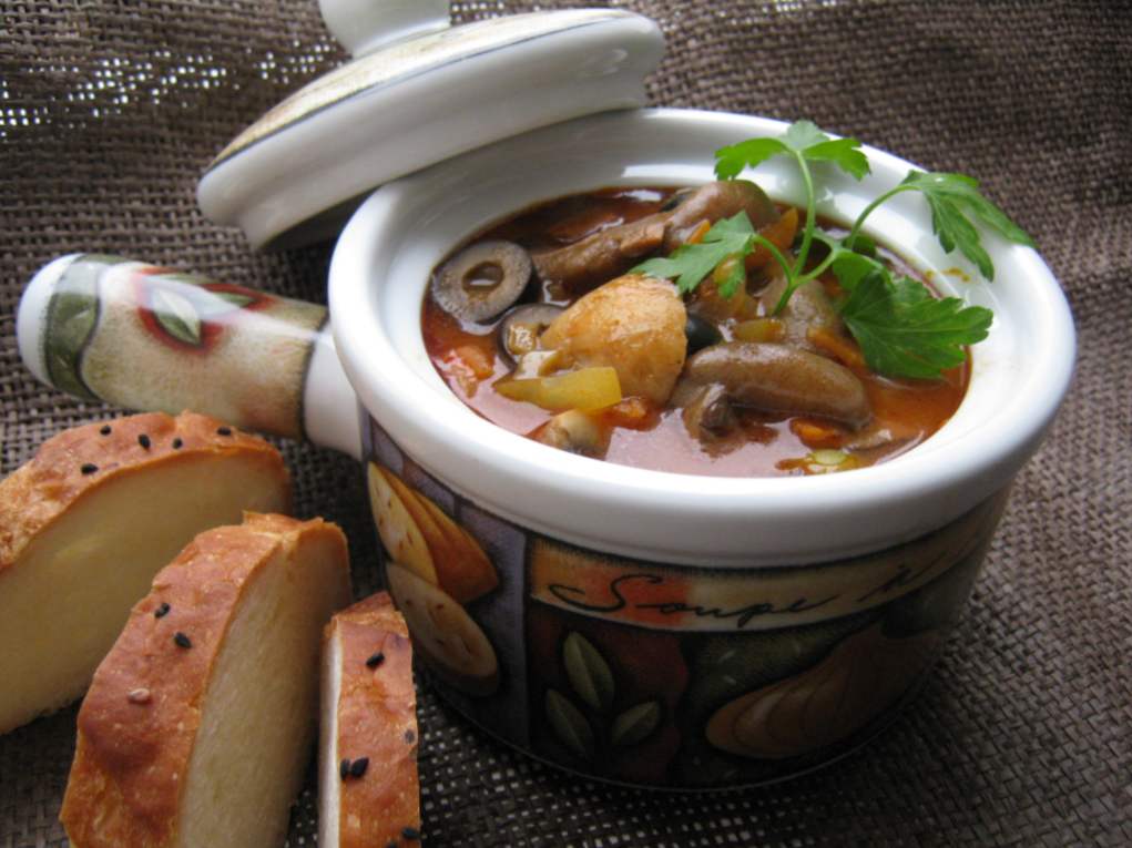 Solyanka z gobami - 8 receptov za kuhanje juho in soljanko z zeljejo za zimo