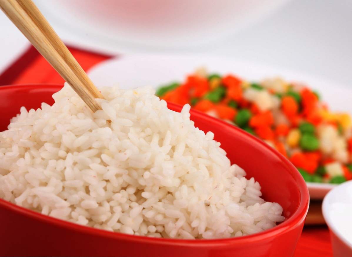 Kako kuhati rižu na vodi u tavi, sporo kuhalo?