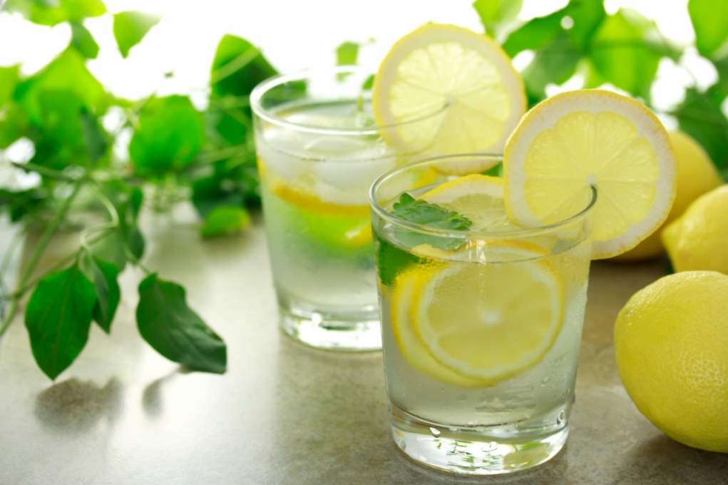 Вода з лимоном користь і шкода, застосування для схуднення натщесерце