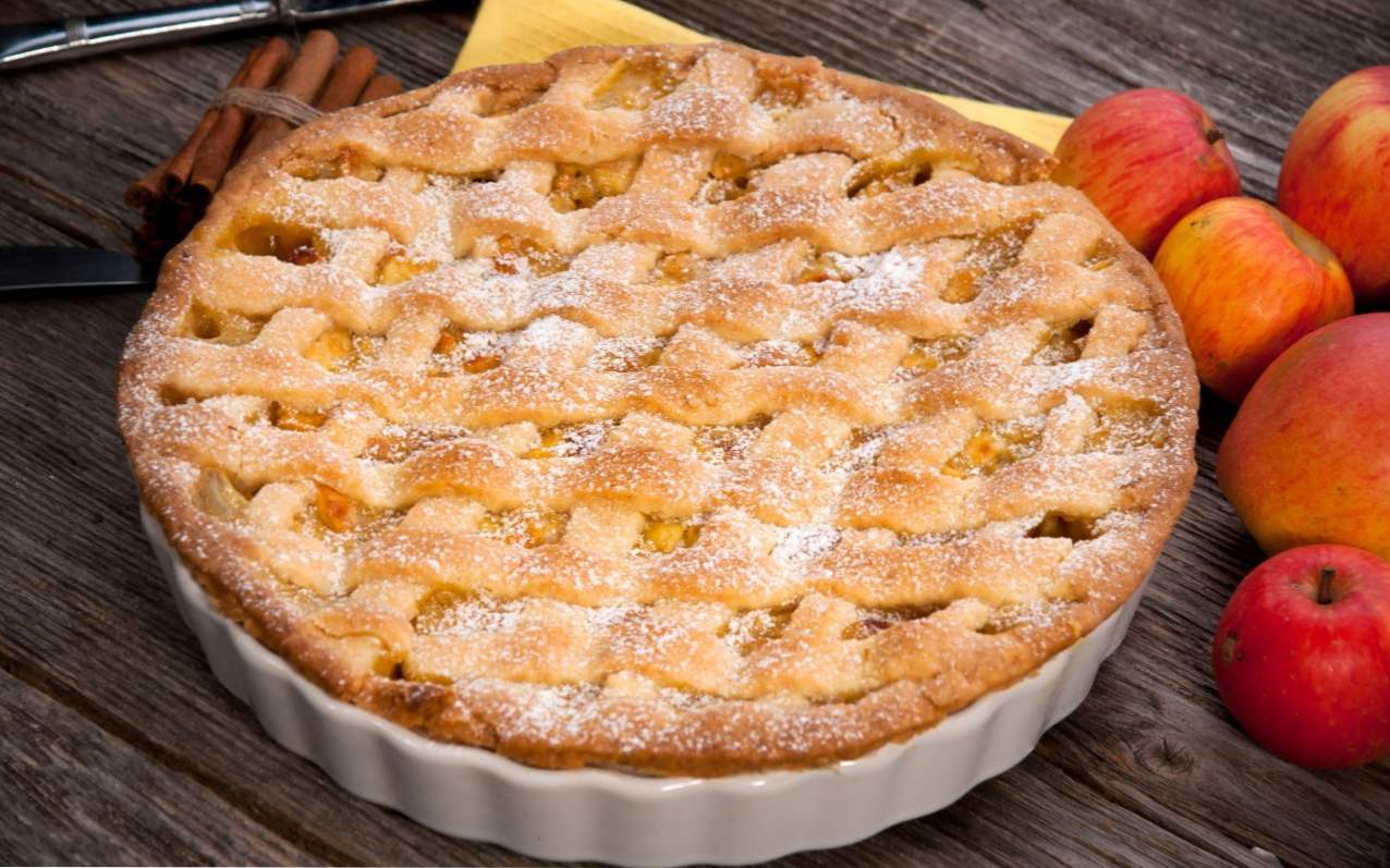 Пиріг з яблучним варенням - 8 рецептів на швидку руку
