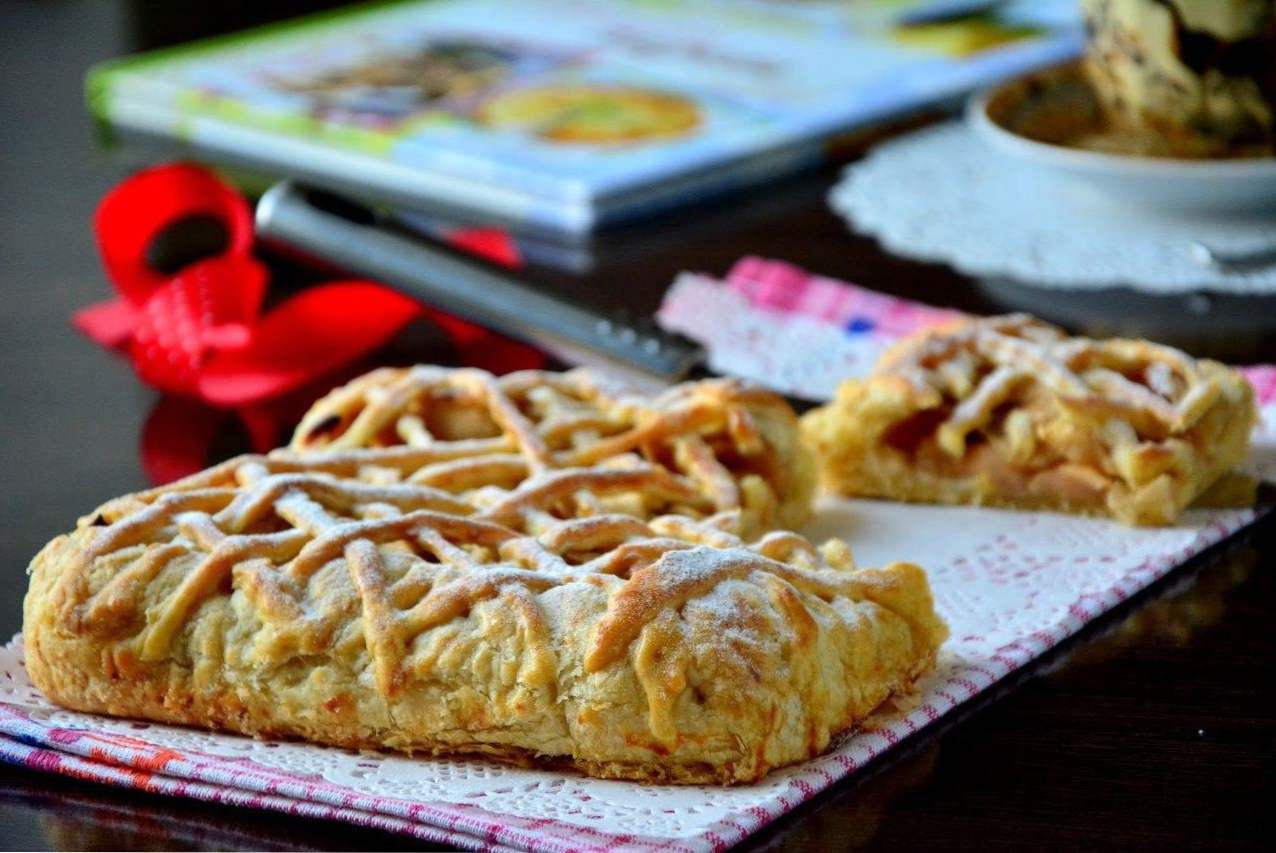 Пиріг з яблуками з листкового тіста - 8 рецептів шарлотки