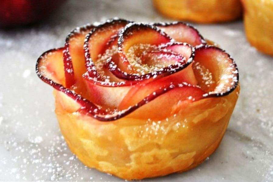 Pileći tijesto ruže s jabukama - ukusna recept!
