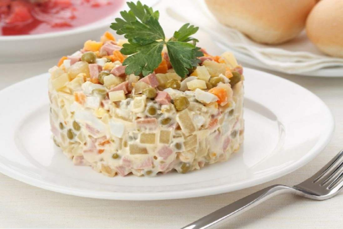 Zimska salata - klasični recept s kobasicama i krastavcima